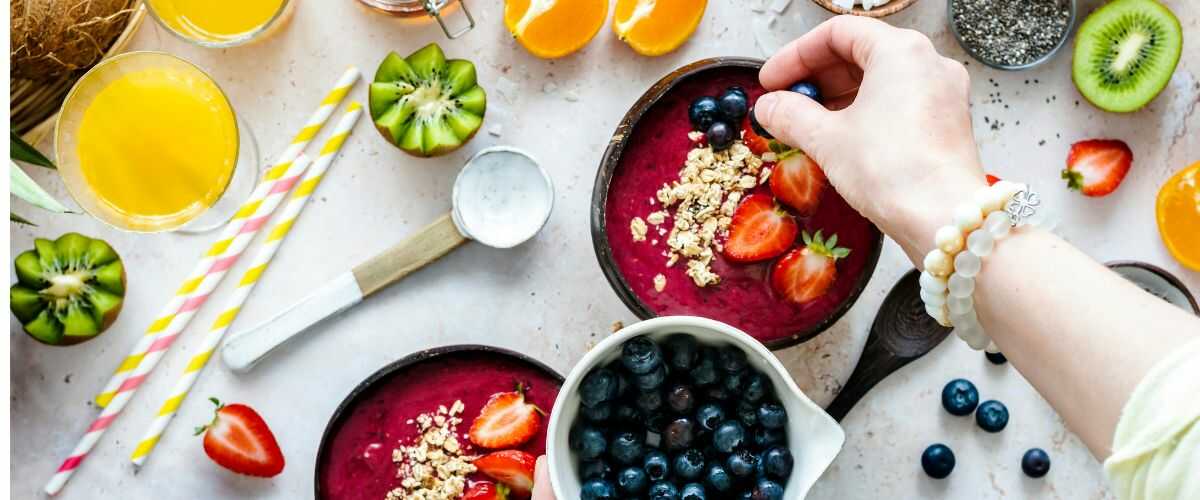 smoothie bowl z truskawkami, granolą i borówkami